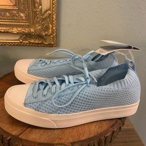 NWT native blue light weight tennis shoe 7